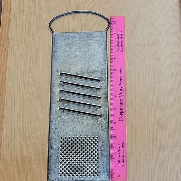 3 Vintage Metal Graters - Picture 2 of 9